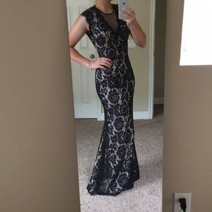 Betsy & Adam Black/Nude Cap-sleeve Lace Gown